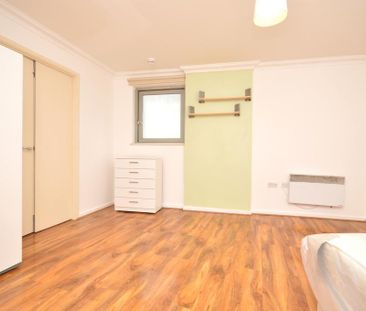 1 bedroom in a flat share to rent - Photo 4