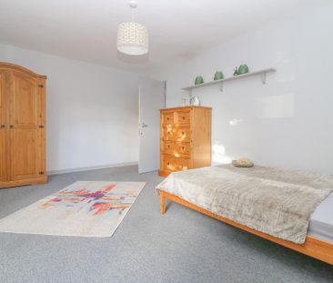 3 bedroom flat to rent - Photo 5
