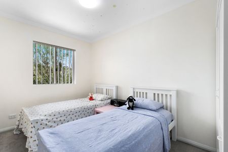 Spacious Townhouse in Central Location - Photo 4