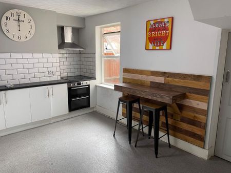 1 bedroom in a house share to rent - Photo 4