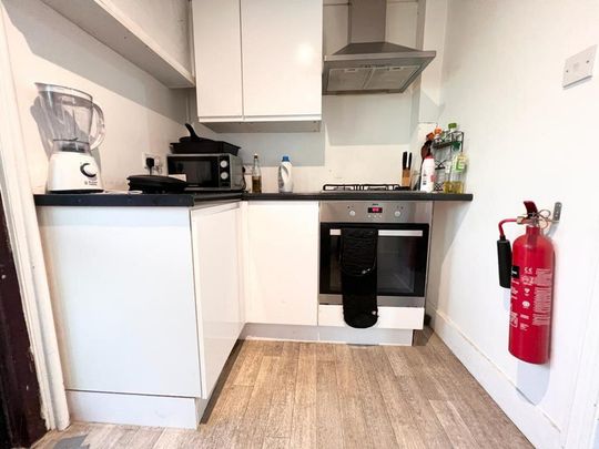 1 bedroom in a house share to rent - Photo 1