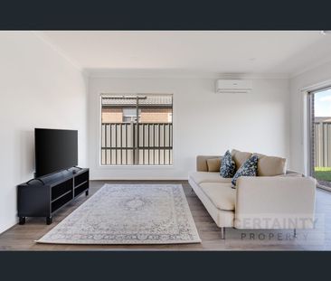 Room 3/ 6 Songlark Street, Melton South, Vic 3338 - Photo 3