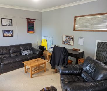 Large 4 bedroom family home located in the heart of Long Jetty. - Photo 2