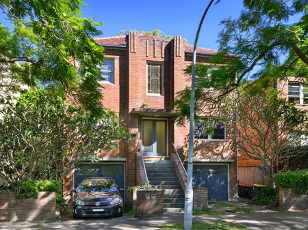 2 BEDROOM - ART DECO WITH PARKING - Photo 2