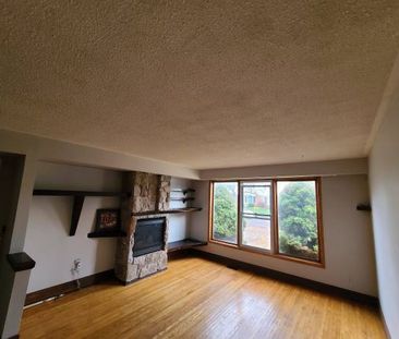 3 Bedrooms Semi-Detached House in South Burlington - Photo 2