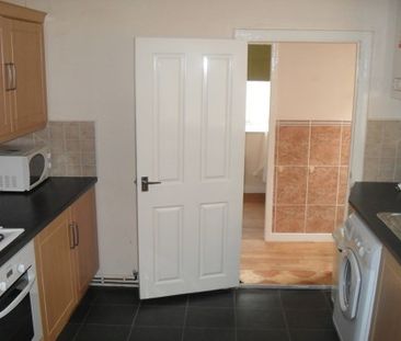 Large 4 Bedroom Student House close to the University - Photo 2