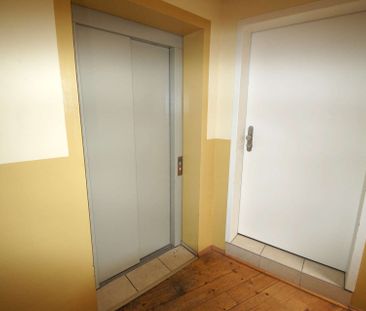 ++Erstbezug nach Sanierung – 1-Raumwohnung in Dachgeschoss an der E... - Photo 1