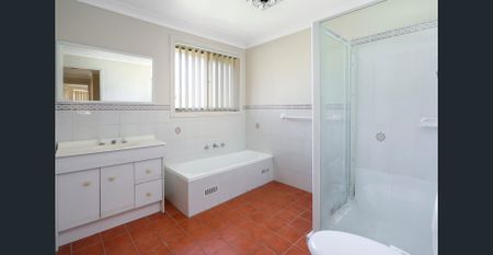 3-Bedroom Residence in an Ultra-Convenient Seven Hills Location - Photo 4