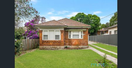Charming Three-Bedroom Home with Lock-Up Garage – Walk to Lakemba Centre - Photo 3