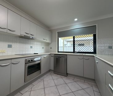 3 BEDROOM TOWNHOUSE IN GATED COMMUNITY + SOLAR + COMPLEX POOL! - Photo 4