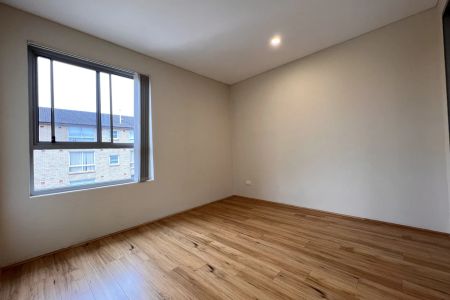 Large 2 Bedroom Modern Apartment - Photo 3