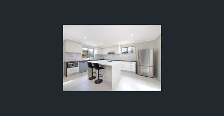 Bright, Spacious 5-Bedroom Home Baulkham Hills - Photo 3