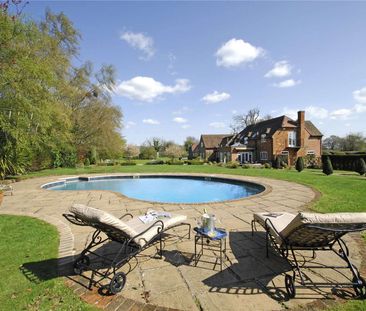 A stunning family home set in beautifully landscaped mature grounds, available on a short let basis - Photo 1