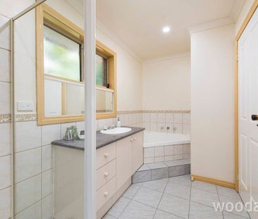 Love this low-maintenance corner home - Photo 1