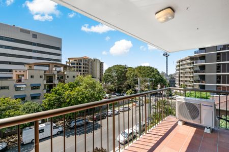 Renovated Apartment with Dual Lock-Up Garage in Kangaroo Point - Photo 3