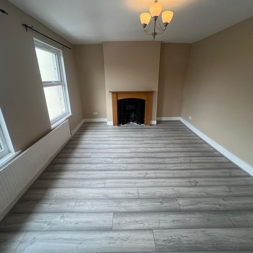 2 Bed Flat, High Street North, E12 - Photo 1