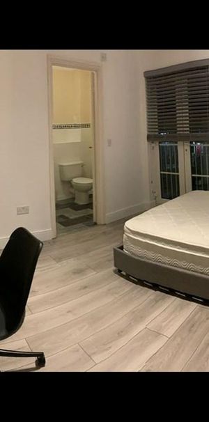 1 bedroom in a house share to rent - Photo 1