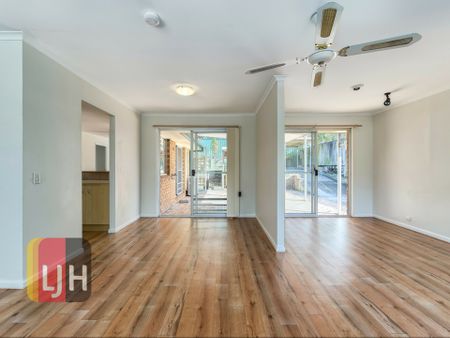 AIR CONDITIONED THREE BEDROOM HOME IN GREAT LOCATION! - Photo 2