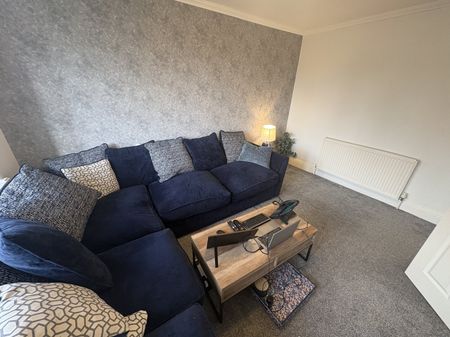 4 bedroom semi-detached house to rent - Photo 4