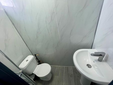 1 bedroom in a house share to rent - Photo 4