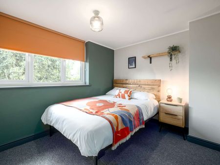 OX Living is proud to present this high-quality 8-bedroom co-living property, perfect for working professionals looking for stylish, stress-free living. Room 2 - Photo 3