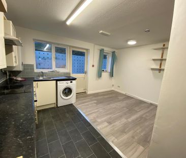 4 bedroom semi-detached house to rent - Photo 4