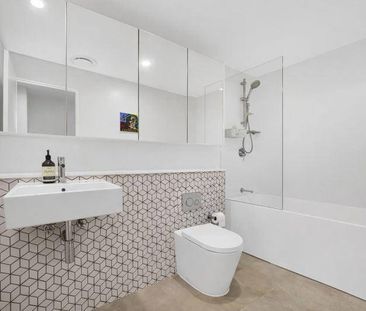 Modern 2-Bedroom Apartment in the Heart of Wolli Creek - Photo 4
