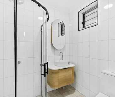 BEAUTIFULLY RENOVATED FAMILY HOME - Photo 2