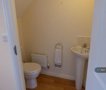 3 bedroom semi-detached house to rent - Photo 5