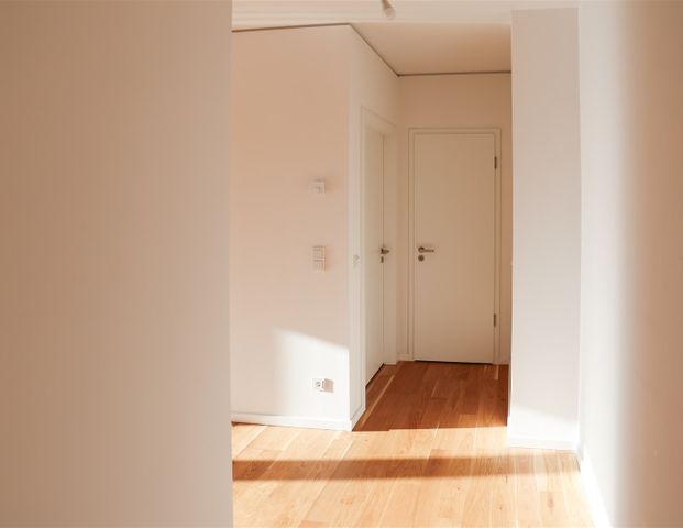 Moderne 2-Zi.-Wohnung am Wasser mit großer Loggia und durchdachtem Grundriss - Foto 1