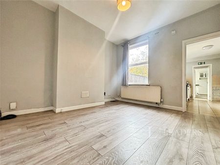 3 bedroom house to rent Clifford Street, WV6 - Photo 2