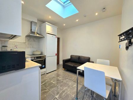 2 Bedroom Apartment, Kingston Road, London - Photo 4