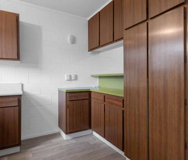 Spacious 2 Bedroom Unit Fresh, Sunny & Move In Ready - Photo 5