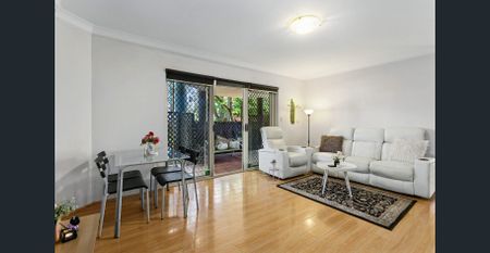 Sophisticated and spacious apartment a walk from ameneties - Photo 2