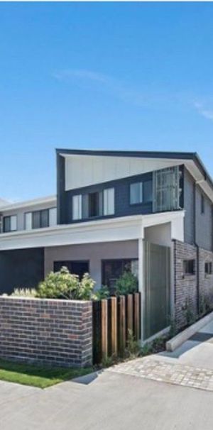 Modern 3-Storey Townhouse With Double Garage - Photo 1