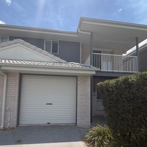 FOR RENT - MODERN 3-BEDROOM TOWNHOUSE - Photo 2