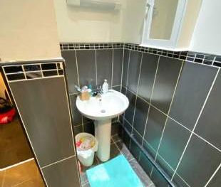 4 bedroom property to rent in Salford - Photo 2