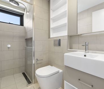 Modern 2-Bed Apartment with Stunning Views on the Rivers-edge! - Photo 5