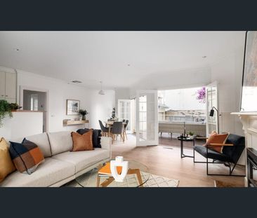 PRIVATE OASIS IN HAMPTON WITH HUGE ENTERTAINING DECK - FRESHLY PAINTED - Photo 1