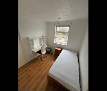Room in a Shared House, Denham Crescent, CR4 - Photo 4