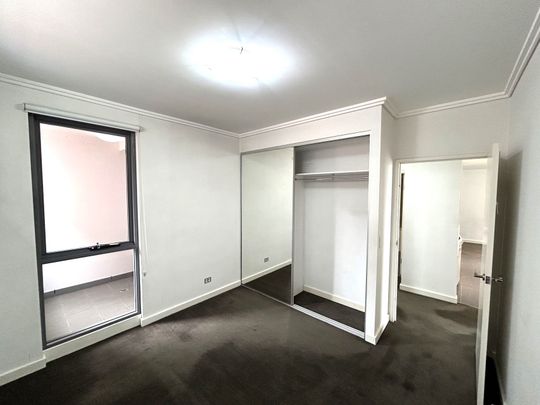 Resort style luxury 3 bedroom apartment with Gym and building manager onsite Great location!!! - Photo 1