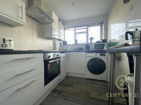 1 bedroom in a house share to rent - Photo 4