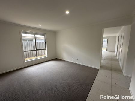 Spacious 4-Bedroom Family Home with Modern Comforts! - Photo 4