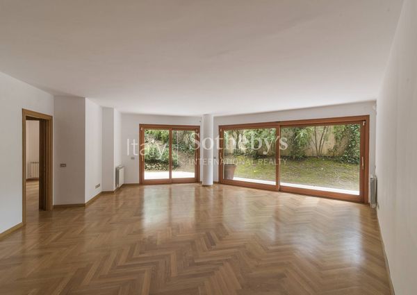 Apartment with garden and communal swimming pool