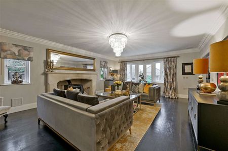 An exceptional five bedroom home in Shiplake - Photo 2
