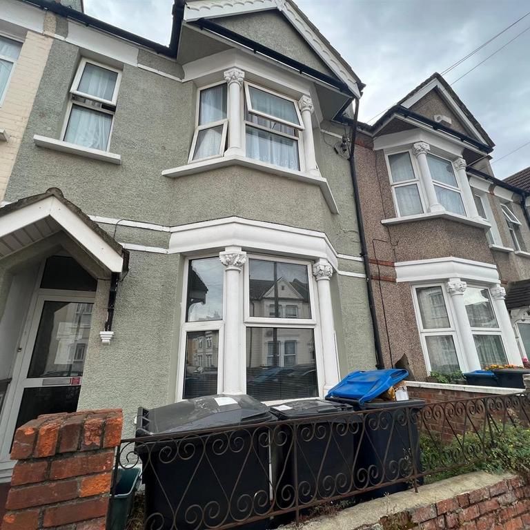 1 bedroom in a house share to rent - Photo 1