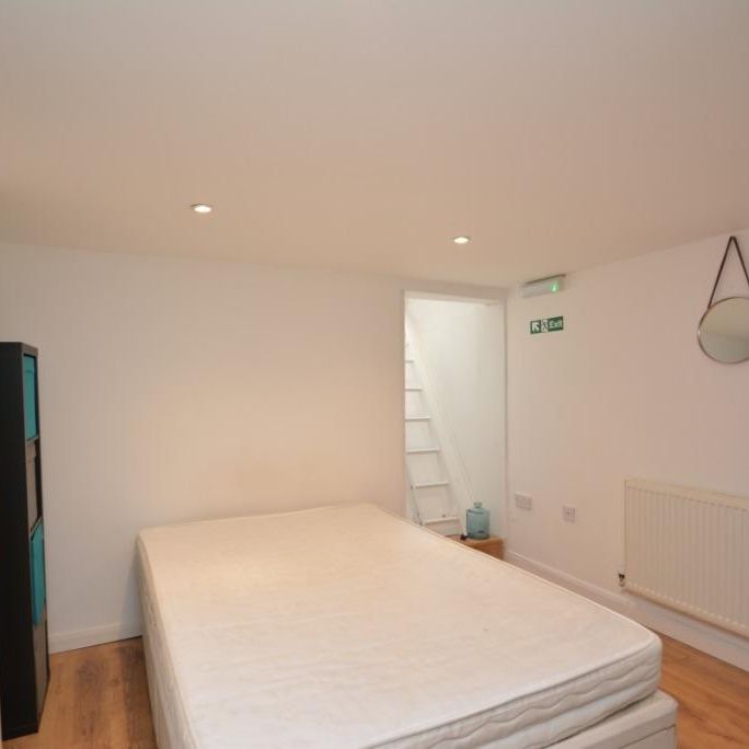 1 bedroom in a house share to rent - Photo 2