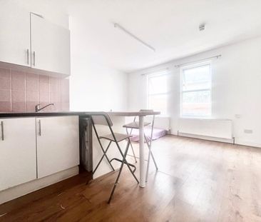 Hanworth Road, Hounslow, TW3 3TU - Photo 1