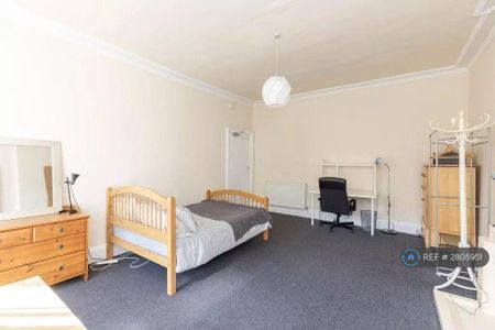 4 bedroom flat to rent - Photo 4