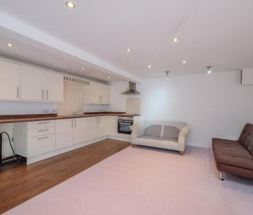 4 bedroom semi-detached house to rent - Photo 2